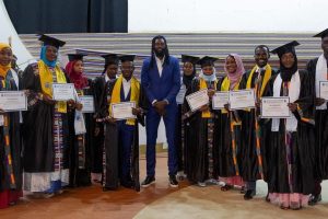 Sheyi Emmanuel Adebayor et lauréats de masters et licences